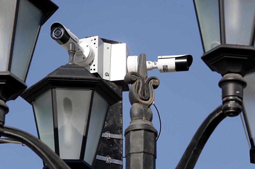 Фото установки видеонаблюдения на фонарях улиц